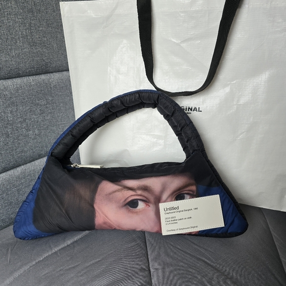 Greyhound TRIANGLE PUFFER SHOULDER BAG - Picture 2 of 8